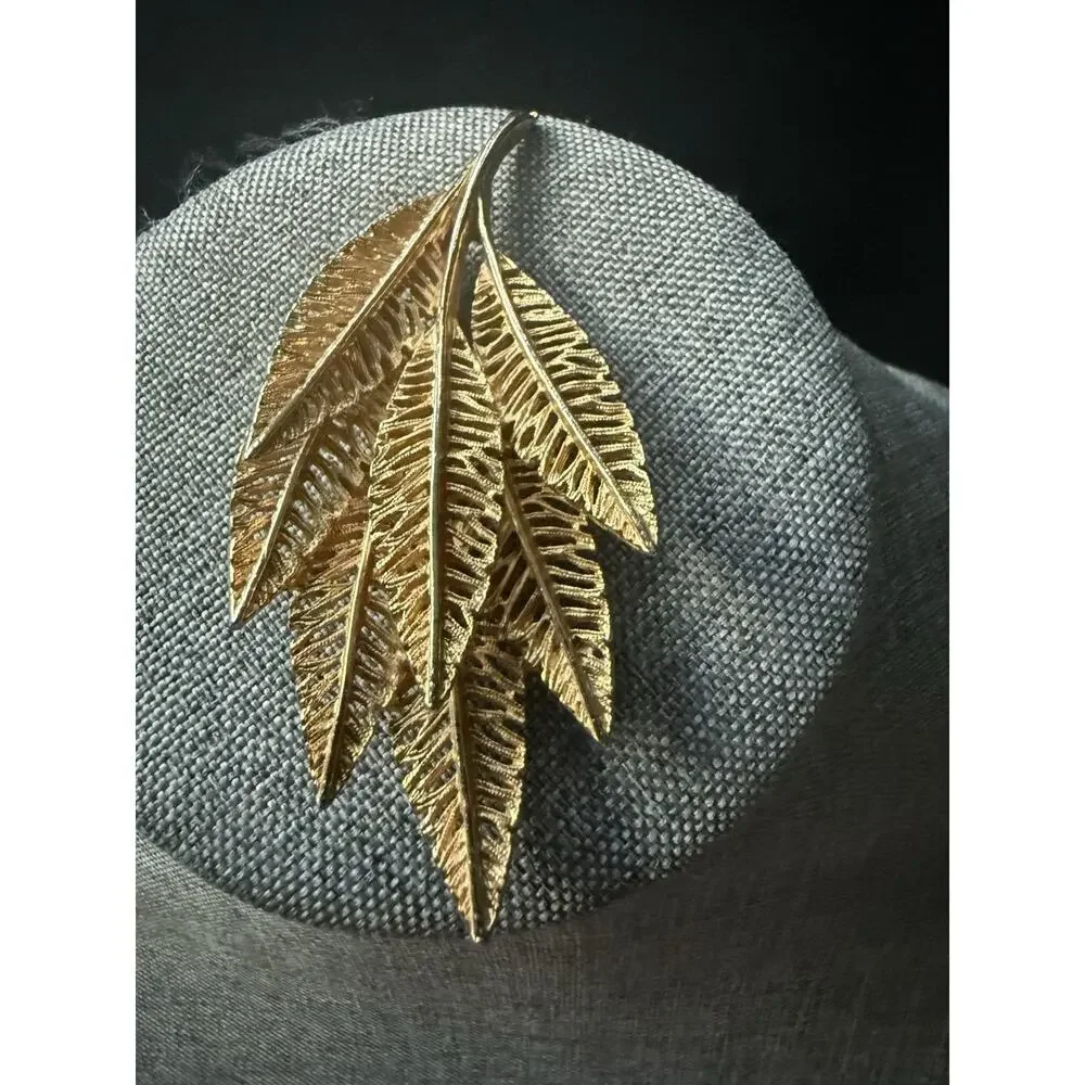 Vtg Signed ART Leaf Brooch Textured Gold Tone Pin Signed Career Capsule Autumn
